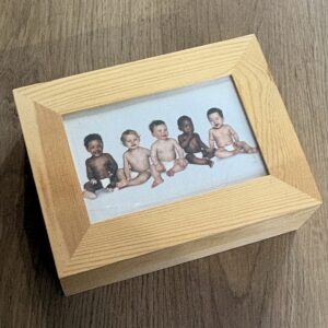 kist met vak voor foto